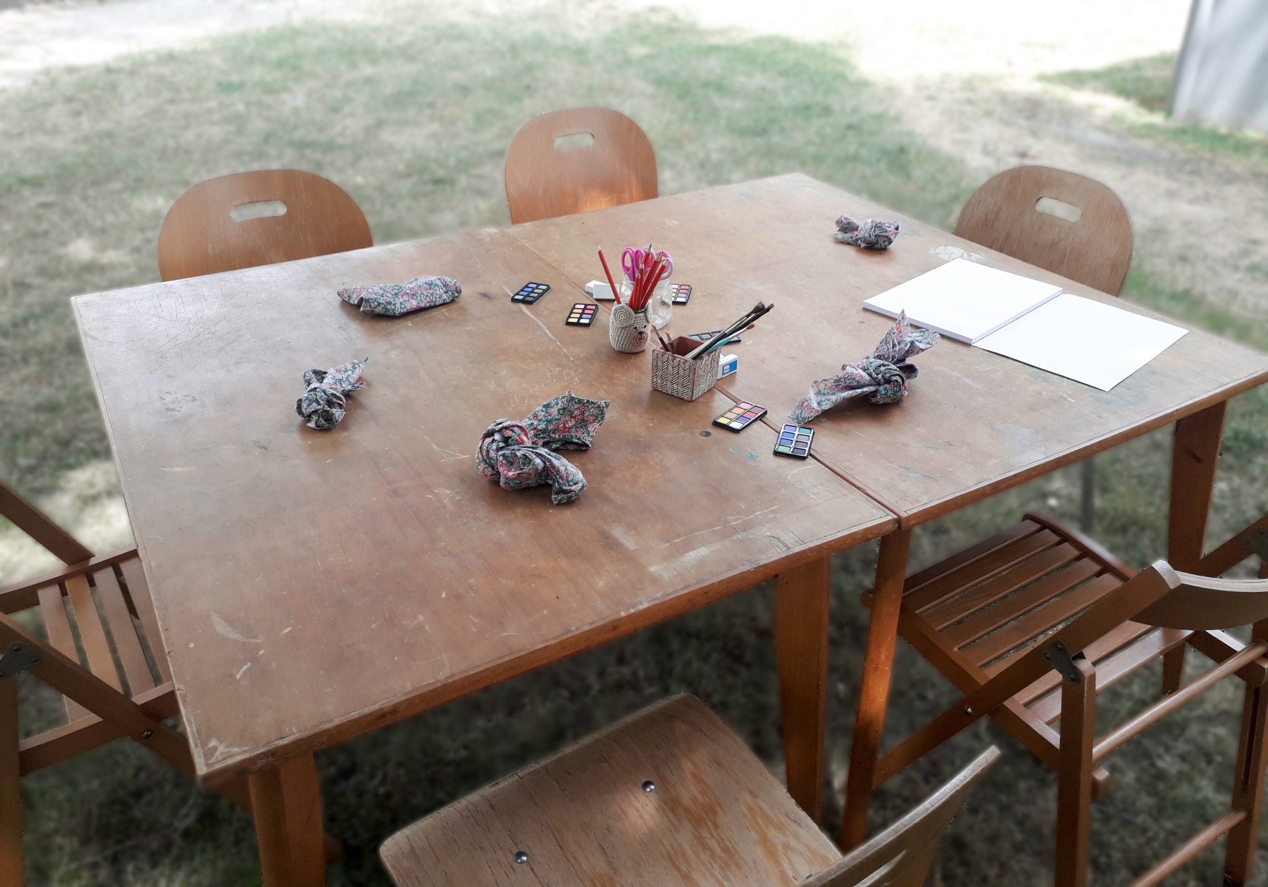 Table avec matériel artistique en séance d'animation artistique à Rezé, Saint-Sébastien-Sur-Loire et La Haie Fouassière.
